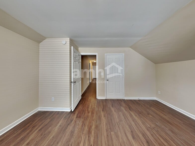 Building Photo - 616 Hanska Way