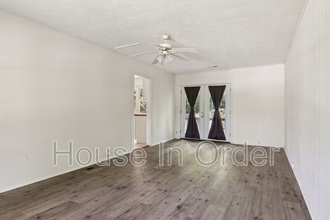 Building Photo - 325 Comet Dr