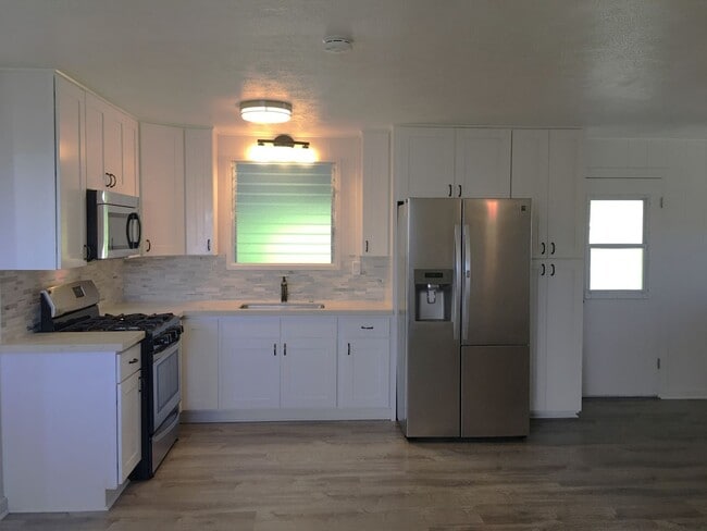 Building Photo - Conveniently Located 2BR/1BA Home - Near Keaau Shopping Center