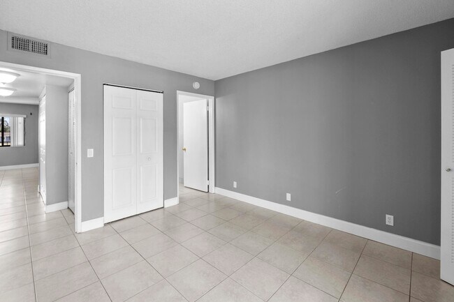 Building Photo - 818 Meadows Cir