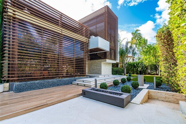 Building Photo - 3009 Pine Tree Dr