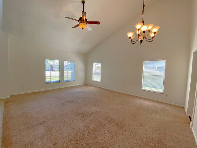 Building Photo - 3015 Crested Cir