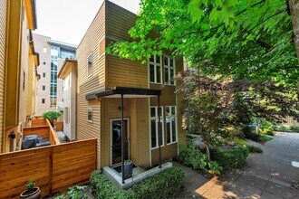 Building Photo - Stunning Townhome Style in NE Portland Lloyd Center District
