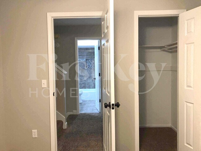 Building Photo - 14805 S Wyandotte Dr