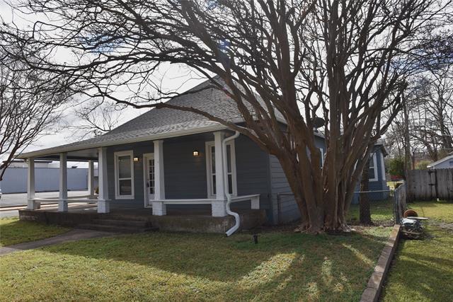 Building Photo - 900 W Chestnut St