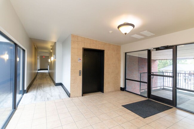 Building Photo - 1/2 OFF 1st Mo! Beautiful Condo in Kimball...