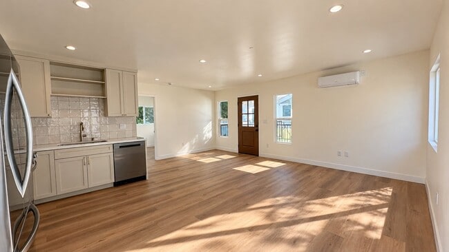 Building Photo - 4380 Huntington Dr S