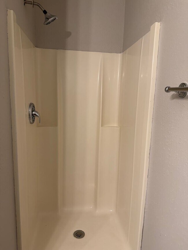 Building Photo - Gorgeous 2/2 newly renovated townhome available now!