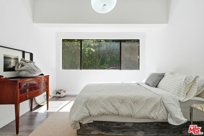 Building Photo - 2350 Benedict Canyon Drive