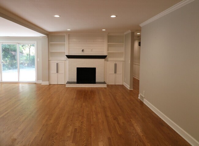 Building Photo - 2833 Wesleyan Ln