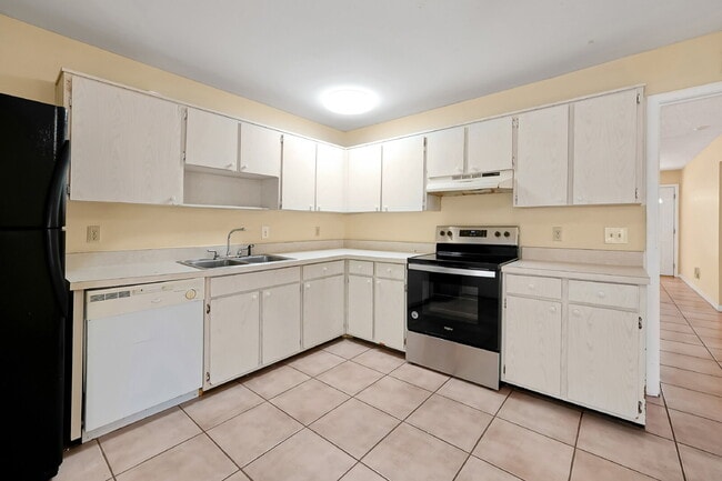 Building Photo - "Charming 2-Bed, 2-Bath Townhouse Retreat in Orlando's Heart - 1010 Sq Ft of Comfort!"