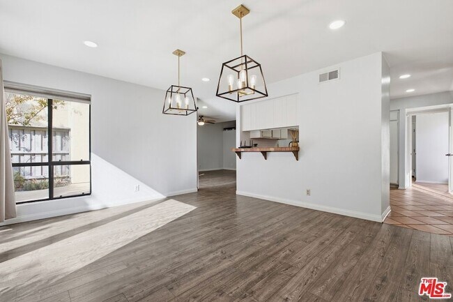 Building Photo - 833 Shadow Lake Dr