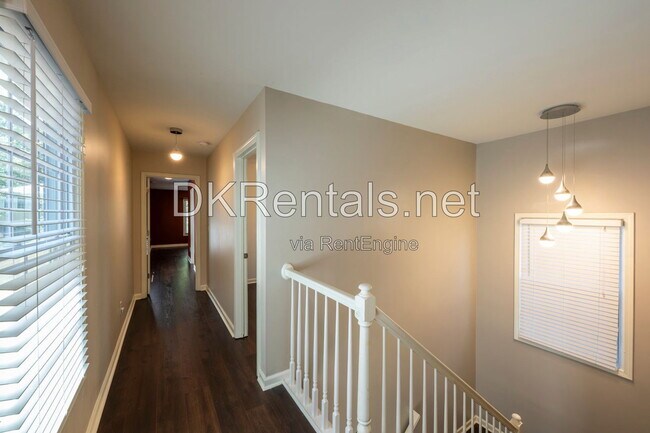 Building Photo - 829 Welch St SW