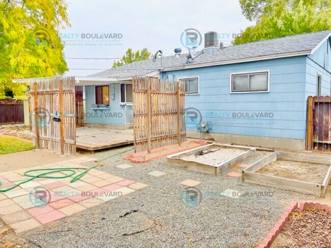 Building Photo - Cozy 3-Bedroom Home with Fenced Yard and G...