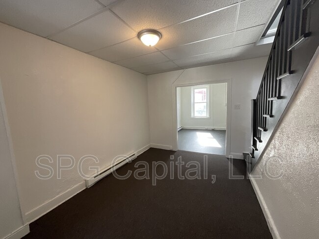 Building Photo - 141 E Maple St