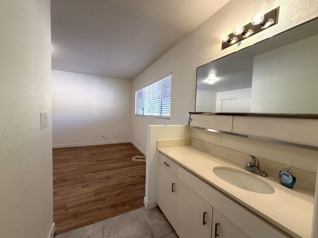 Building Photo - ROYAL KUNIA - 4 BDRM/2 BATH/ENCLOSED GARAGE