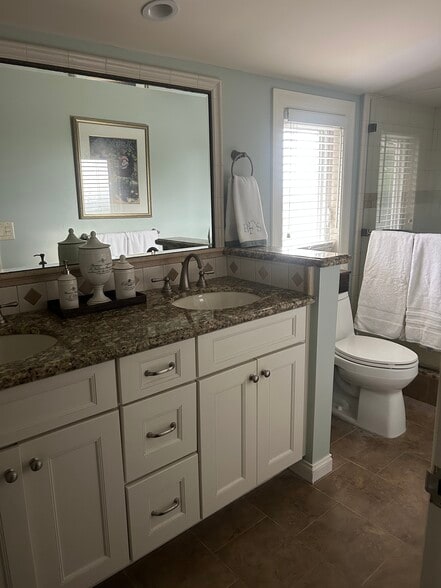 Double sink vanities - 27078 Sunnyridge Rd