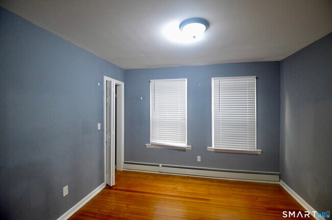 Building Photo - 807 Brewster St