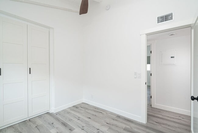 Building Photo - 905 W Balboa Blvd