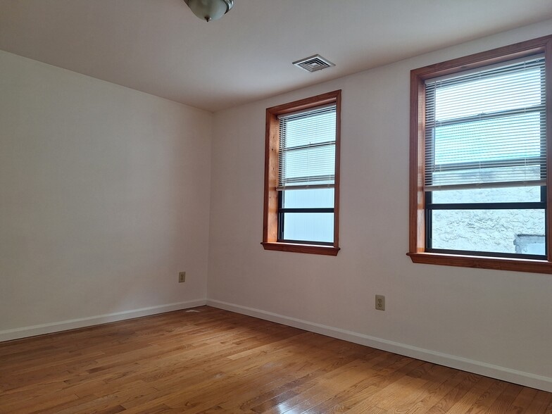 3rd floor bedroom #2 - 1229 Wood St