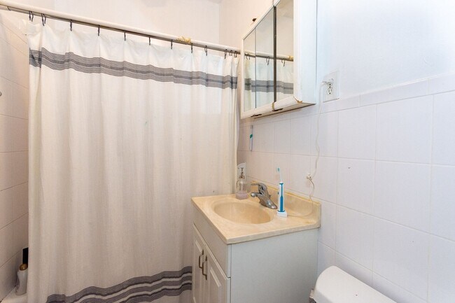 Building Photo - 9/1 Sunny top floor 2BR with balcony near Packard's Corner!