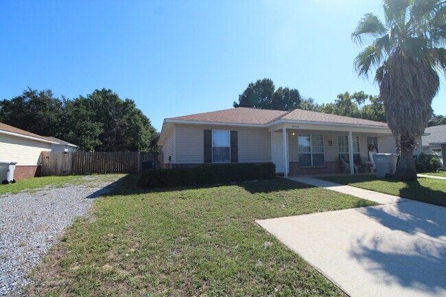Building Photo - Coastal Living in Gulf Breeze! Spacious 2BR/2BA Duplex with Tile Floors, Laundry Room & Dishwashe...