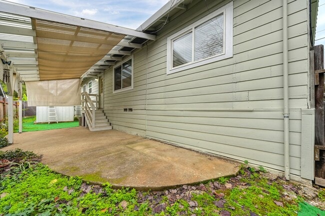 Building Photo - Charming 3 Bedroom, 2 Bath Home Close to Town