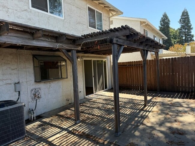Building Photo - Updated 4 Bedroom 2.5 Bath Vacaville *Star...