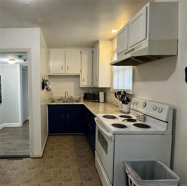 Building Photo - 2331 Woodlawn St