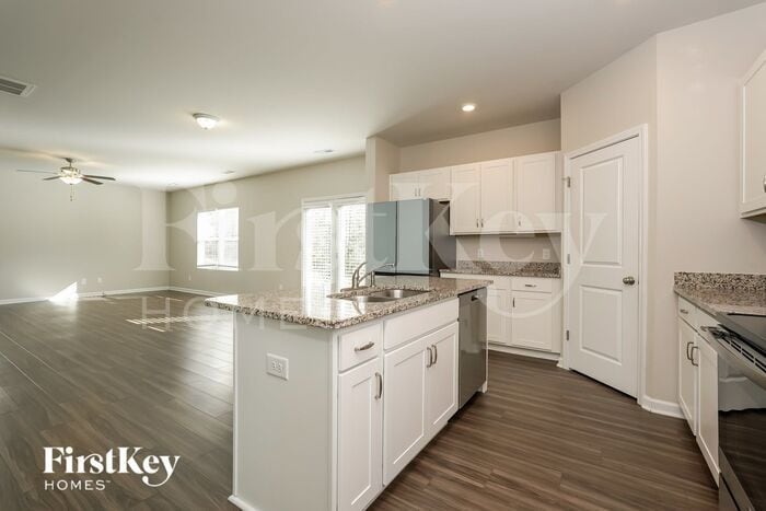 Building Photo - 3710 Streamside Dr