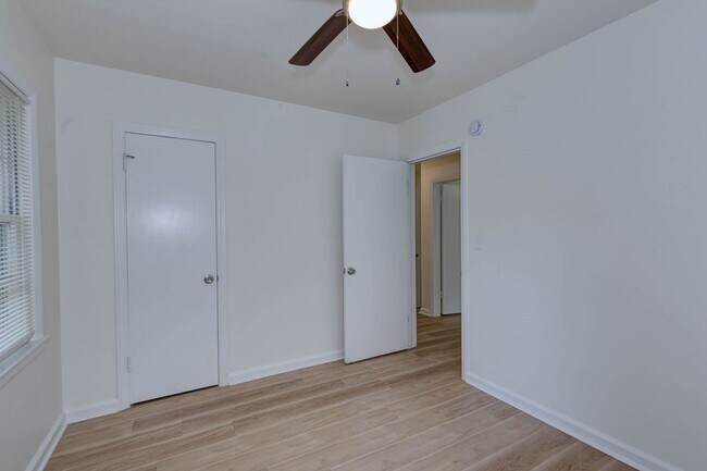 Building Photo - 2864 Hawthorne Dr