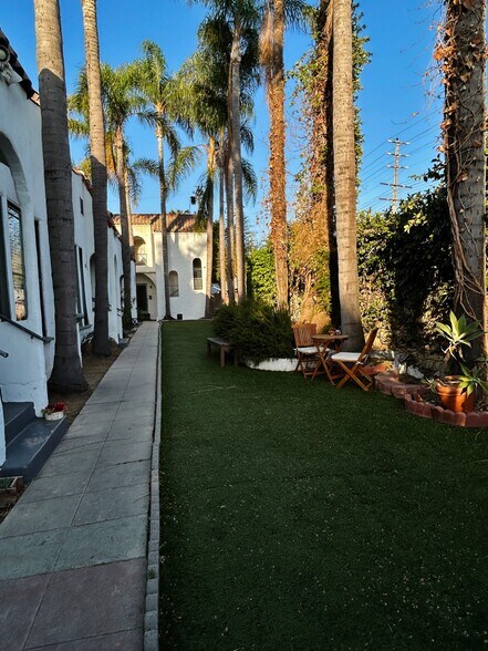Building Photo - 806 N Poinsettia Pl
