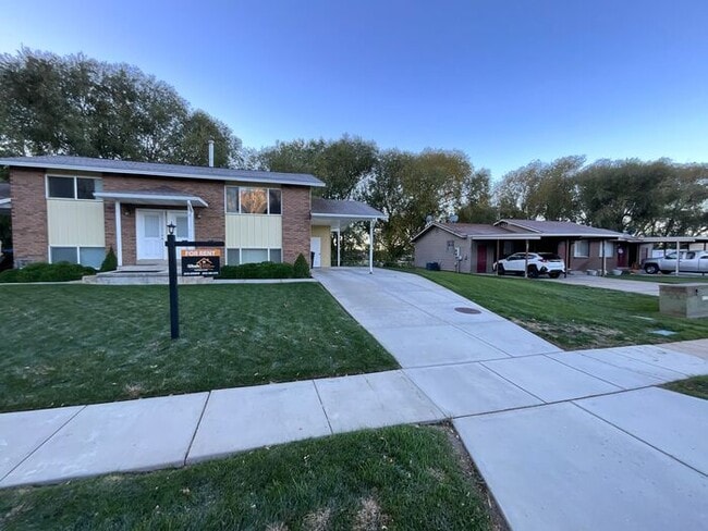 Building Photo - 2 bdrm 1 bath Duplex. Small Dog Friendly