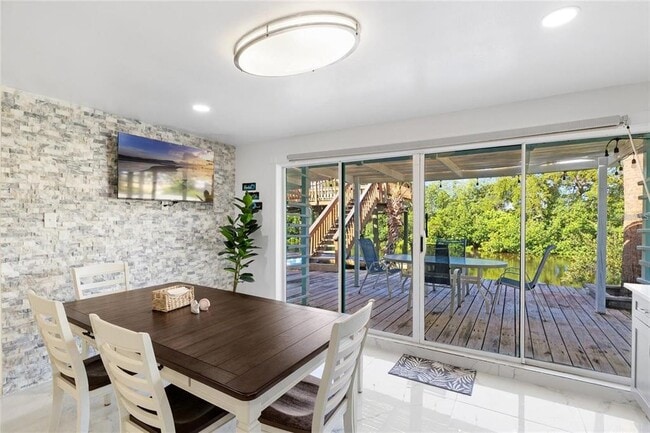 Building Photo - 8825 Oak St