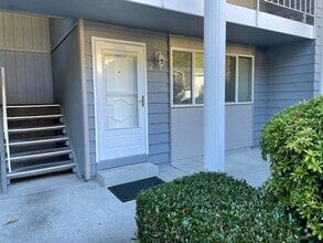Building Photo - $500 Move In Special! University Place Gro...