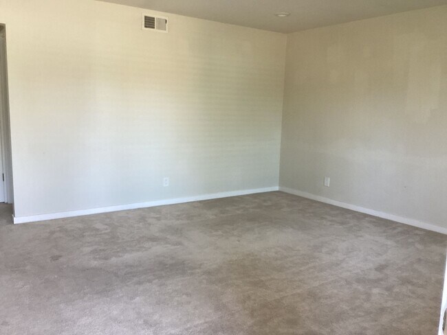 Building Photo - Cozy 2Br/1Ba Near the Beach