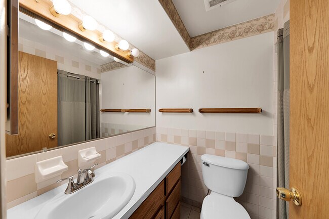 Building Photo - 144 Parnacott Dr