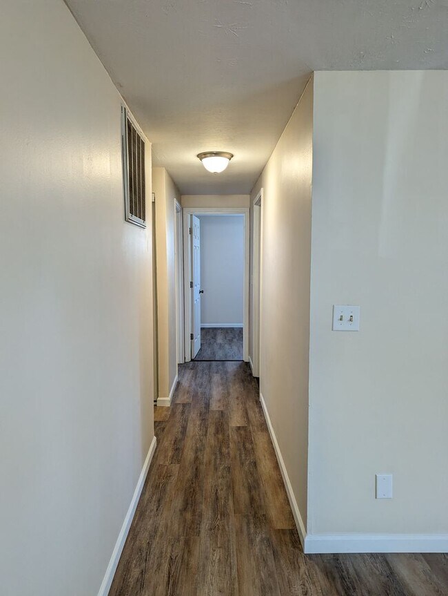 Building Photo - Available NOW - 3 Bed, 1 Bath Spacious Ran...