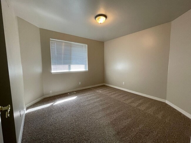 Building Photo - Beautiful 5bd 3ba home on corner lot, Edge...