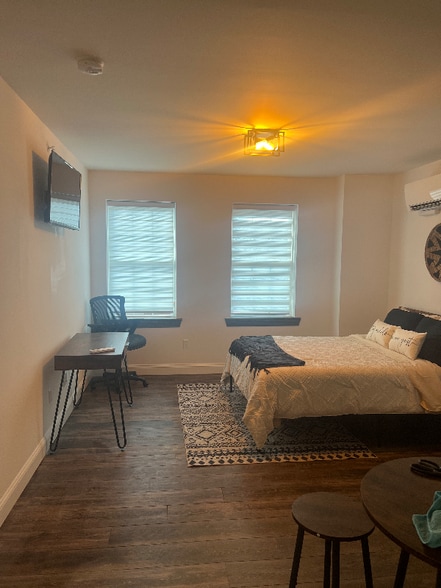 Building Photo - 2-4 Pearl St