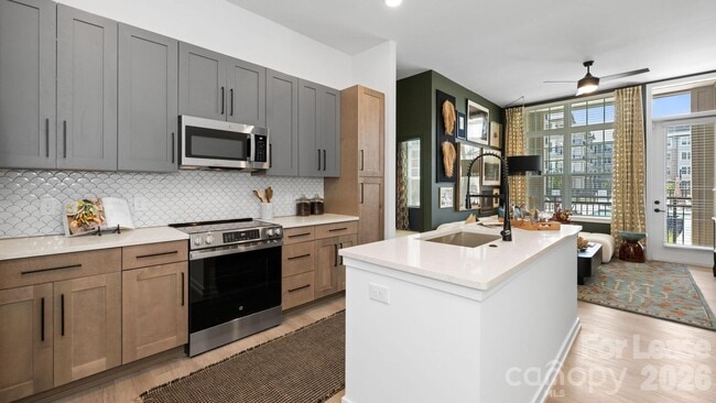 Building Photo - 10500 Midway Pk Dr