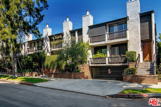 Building Photo - 2216 S Bentley Ave