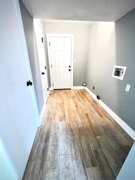 Building Photo - 525 N Betty Jo Dr