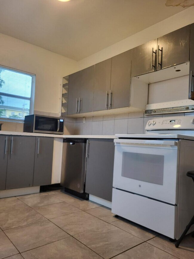 Building Photo - 1013 State St