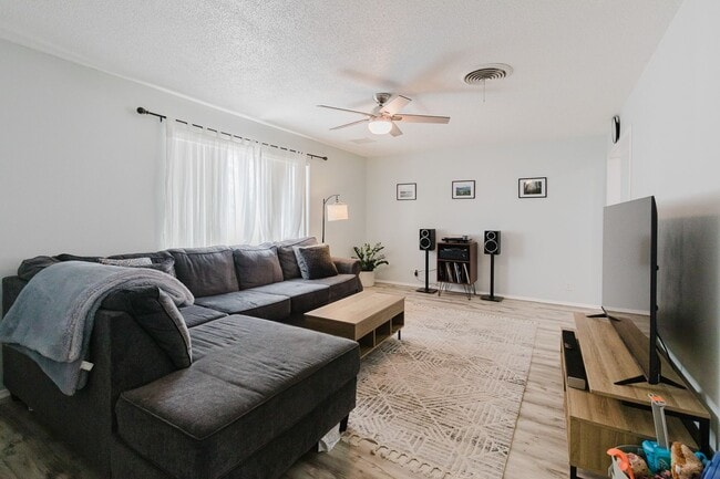 Building Photo - Adorable 3 Bedroom Home