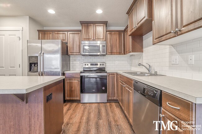 Building Photo - 3 Bedroom/2.5 Bath With Fenced Backyard, W/D Included, and AC!
