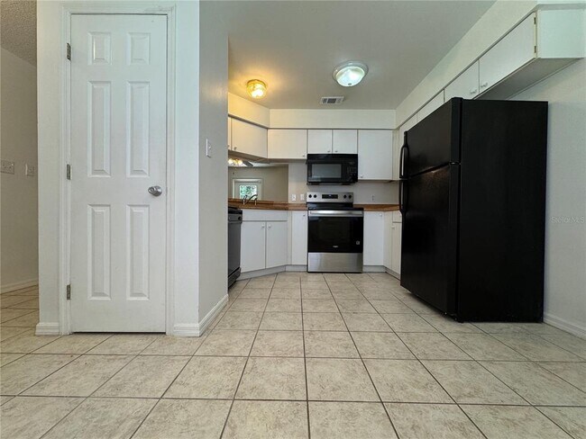 Building Photo - 215 Pinehurst Dr