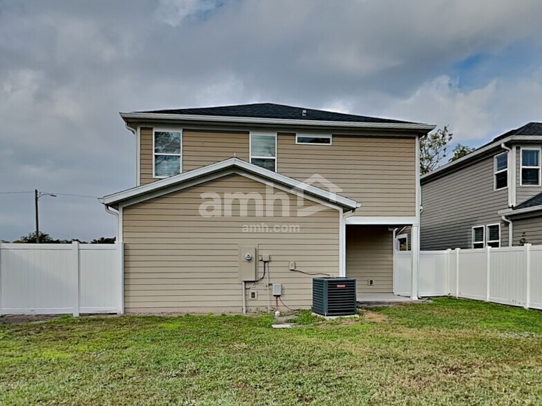 Building Photo - 2437 S Park Ave