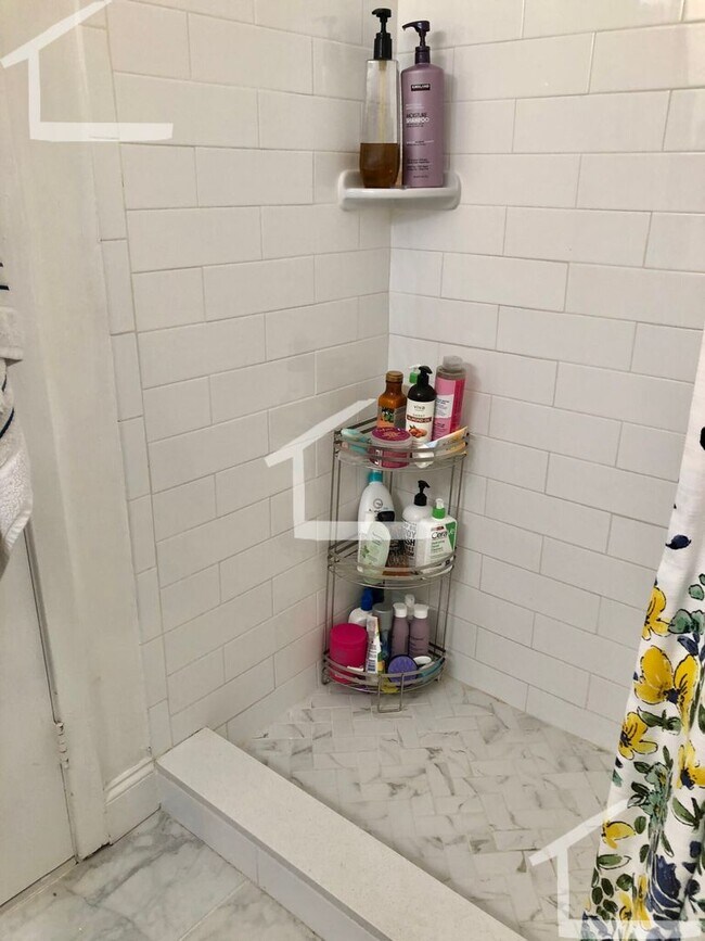 Building Photo - No Brokers Fee, Large 3 Bedroom in South End, Eat-in Kitchen, Dishwasher, Laundry on a Site