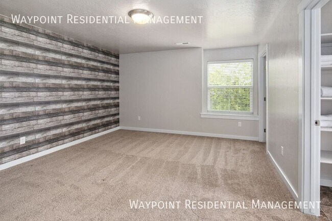 Building Photo - 1142 W Parkstone St